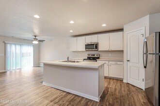 4061 Firestone Way in Shelbyville, KY - Foto de edificio - Building Photo