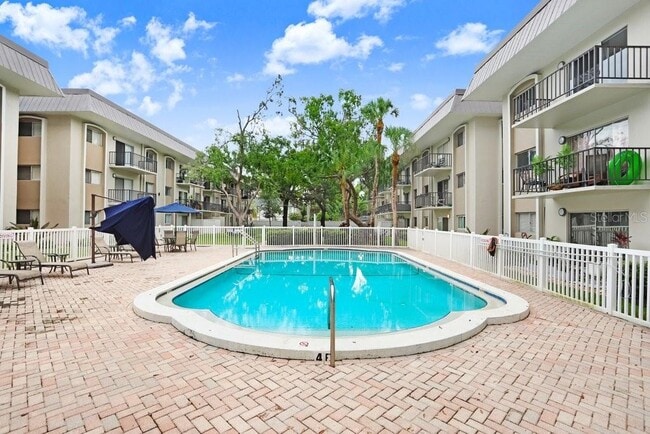 4610 W Gray St in Tampa, FL - Building Photo - Building Photo