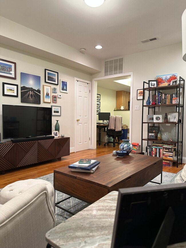 213 19th St NE, Unit 4 in Washington, DC - Foto de edificio - Building Photo