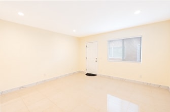 2050 S Lida Ln in Anaheim, CA - Foto de edificio - Building Photo