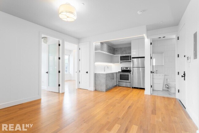 56 Frost St in Brooklyn, NY - Foto de edificio - Building Photo