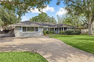 7805 S Rice Ave in Bellaire, TX - Building Photo - Building Photo
