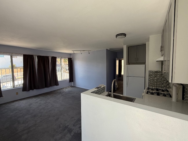 616 Tularosa Dr in Los Angeles, CA - Building Photo - Building Photo
