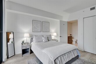 121 NE 34th St, Unit 902 in Miami, FL - Building Photo - Building Photo