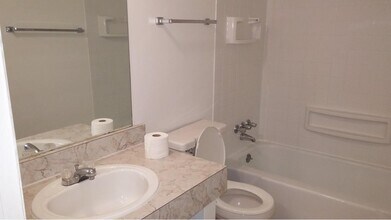 4692 Charecote Ln, Unit D in Columbus, OH - Foto de edificio - Building Photo