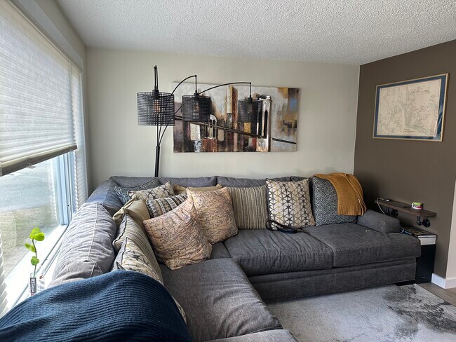 33 Windhurst Ave, Unit #1 in East Providence, RI - Foto de edificio - Building Photo