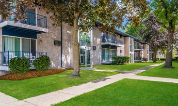 The Pointe at Cherry Hill in Westland, MI - Building Photo - Building Photo