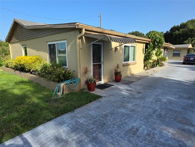 4321 Kirby Loop Rd in Fort Pierce, FL - Building Photo - Building Photo
