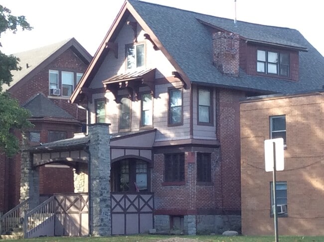 226 E 14th Ave in Columbus, OH - Foto de edificio - Building Photo
