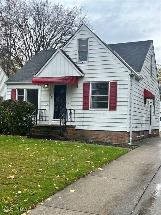 5656 Shawnee Rd in Lyndhurst, OH - Building Photo