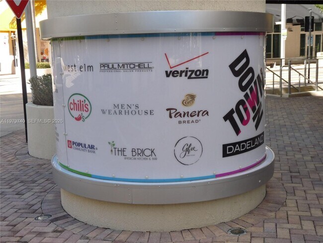 7285 SW 90th St in Miami, FL - Building Photo - Building Photo