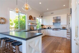 6206 E Cliffway Dr in Orange, CA - Building Photo - Building Photo