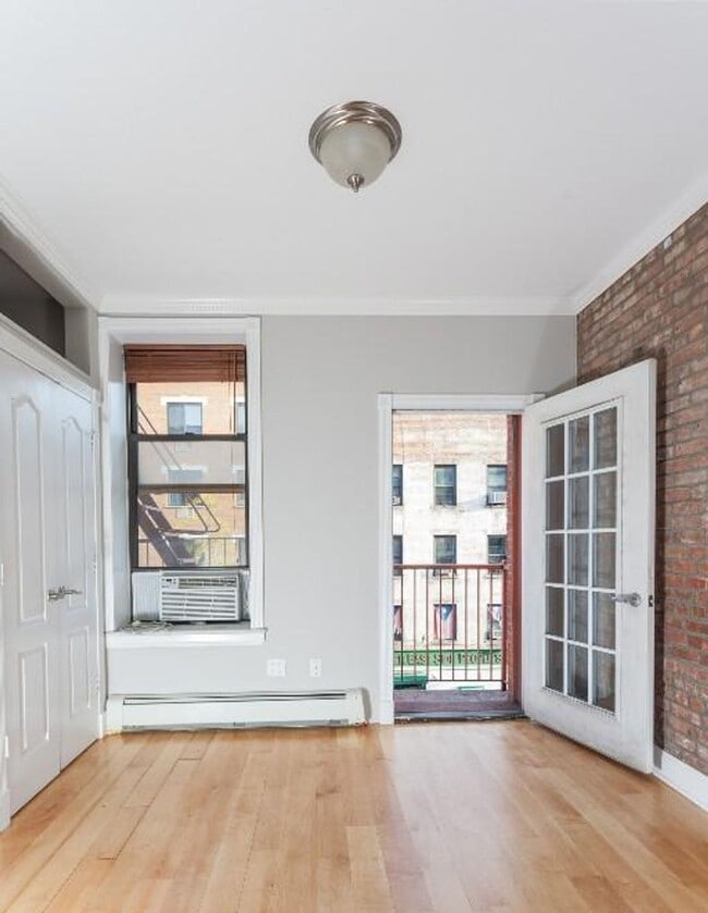 Avenue B, Unit 5 in New York, NY - Building Photo - Building Photo