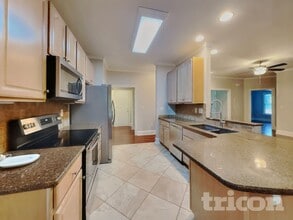 1585 Deer Run Ct in Oak Ridge, NC - Foto de edificio - Building Photo