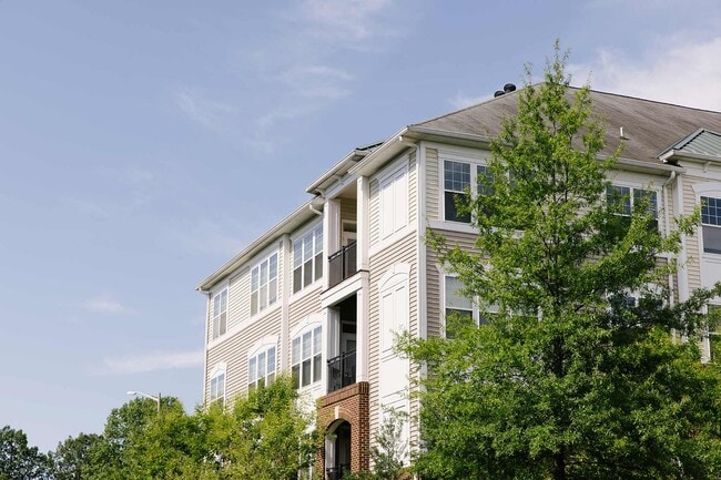 Signal Hill Apartment Homes in Woodbridge, VA - Foto de edificio - Building Photo