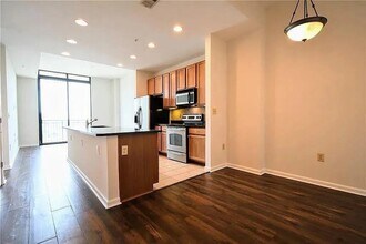 3040 Peachtree Rd in Atlanta, GA - Foto de edificio - Building Photo