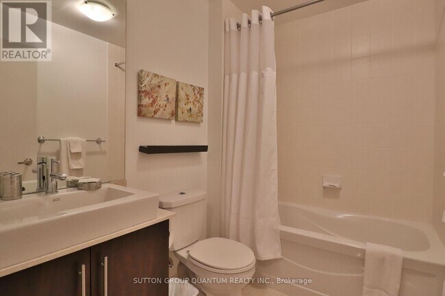 65 Bremner Blvd in Toronto, ON - Building Photo - Building Photo