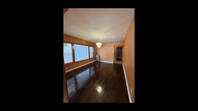 7541 S Essex Ave in Chicago, IL - Building Photo - Building Photo