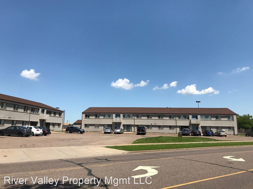 1026 W MacArthur Ave in Eau Claire, WI - Building Photo