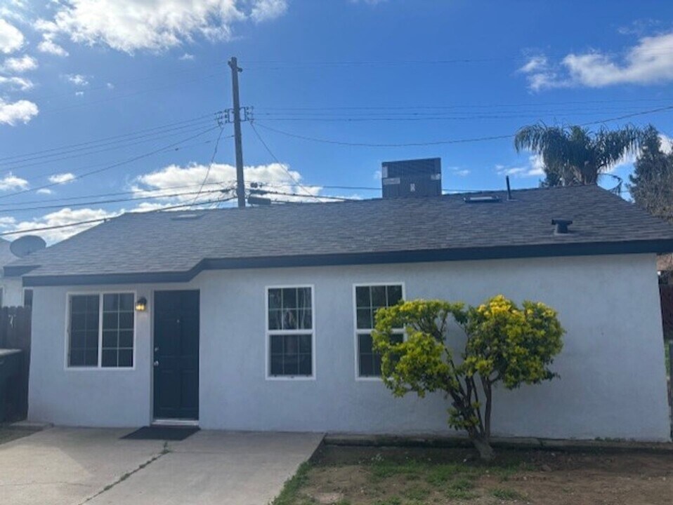 1305-1305 1/2 Washington Ave in Bakersfield, CA - Building Photo