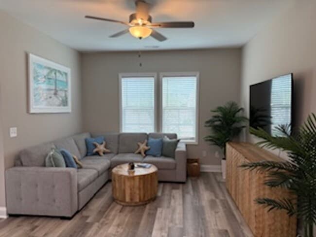 136 Coastline Cir in Cedar Point, NC - Foto de edificio - Building Photo