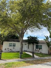 1062 NE Rio Ave in Jensen Beach, FL - Building Photo - Building Photo