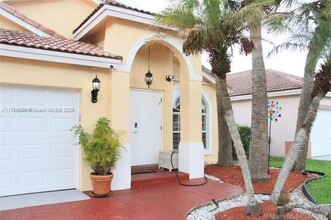 40 Gables Blvd in Weston, FL - Building Photo - Building Photo