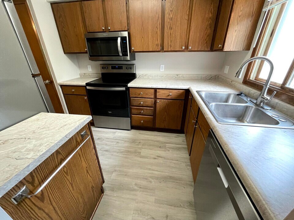 214 Swanton Rd in Madison, WI - Building Photo