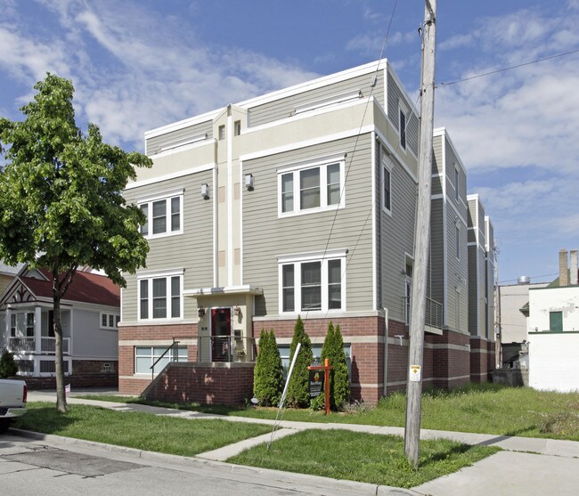 1691 N Marshall St in Milwaukee, WI - Foto de edificio - Building Photo