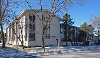 425 E Henry Clay St Apartments