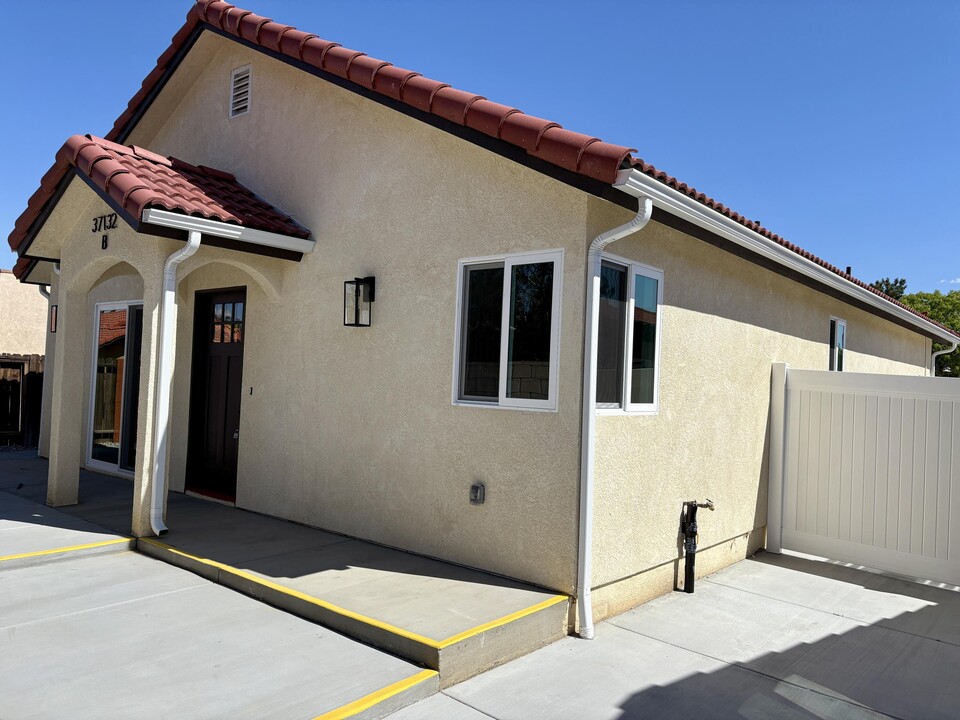 37132 Kendrick Cir in Palmdale, CA - Building Photo