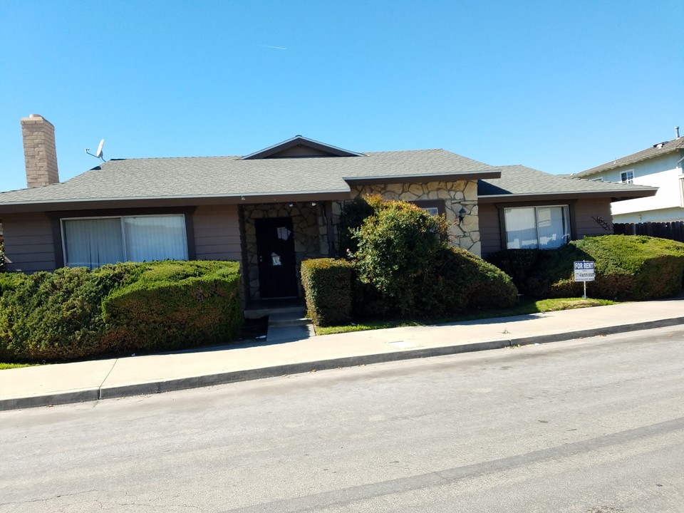 16531 Sabot Ln in Huntington Beach, CA - Building Photo