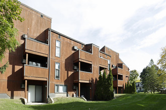 Treehouse North Apartments in East Lansing, MI - Building Photo - Building Photo