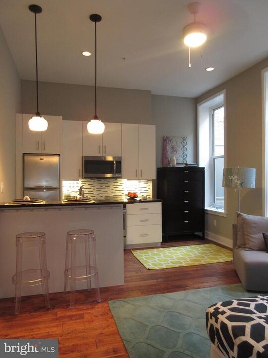 126 S 16th St in Philadelphia, PA - Building Photo