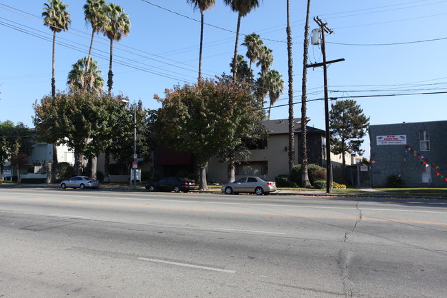 7260 De Soto Apartments in Canoga Park, CA - Building Photo - Building Photo