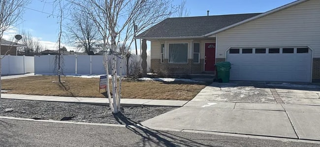property at 911 Sawtooth St
