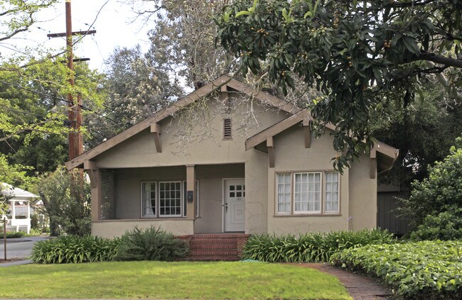 201 Cowper St in Palo Alto, CA - Foto de edificio - Building Photo