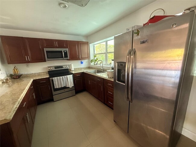 16030 Miami Dr in North Miami Beach, FL - Foto de edificio - Building Photo