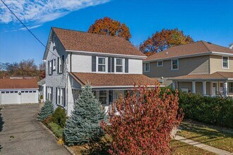 33 Avenue B in Port Washington, NY - Building Photo - Building Photo