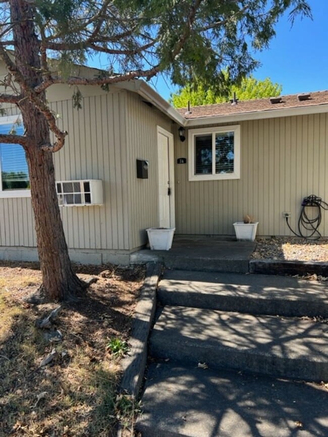 7 Myers Ct in Medford, OR - Foto de edificio - Building Photo