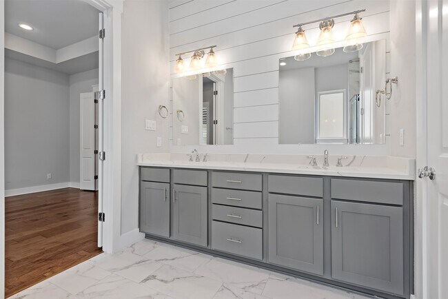 property at 909 Oak St