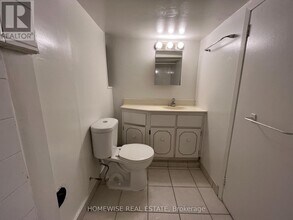 882-882 College St in Toronto, ON - Building Photo - Building Photo
