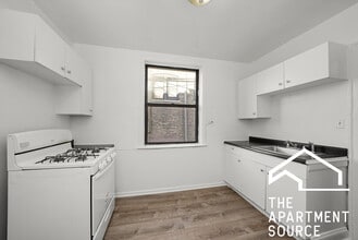 2338 N Spaulding Ave in Chicago, IL - Foto de edificio - Building Photo