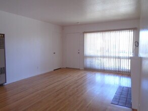 128 Newton St in Hayward, CA - Building Photo - Building Photo