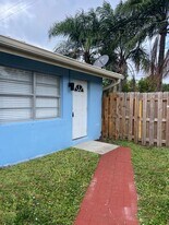 512 Holly Dr in Palm Beach Gardens, FL - Building Photo