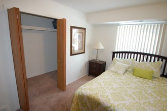 West Garden Apartments in Westland, MI - Foto de edificio - Building Photo