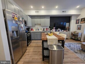 742 S 4th St, Unit 2F in Philadelphia, PA - Building Photo - Building Photo