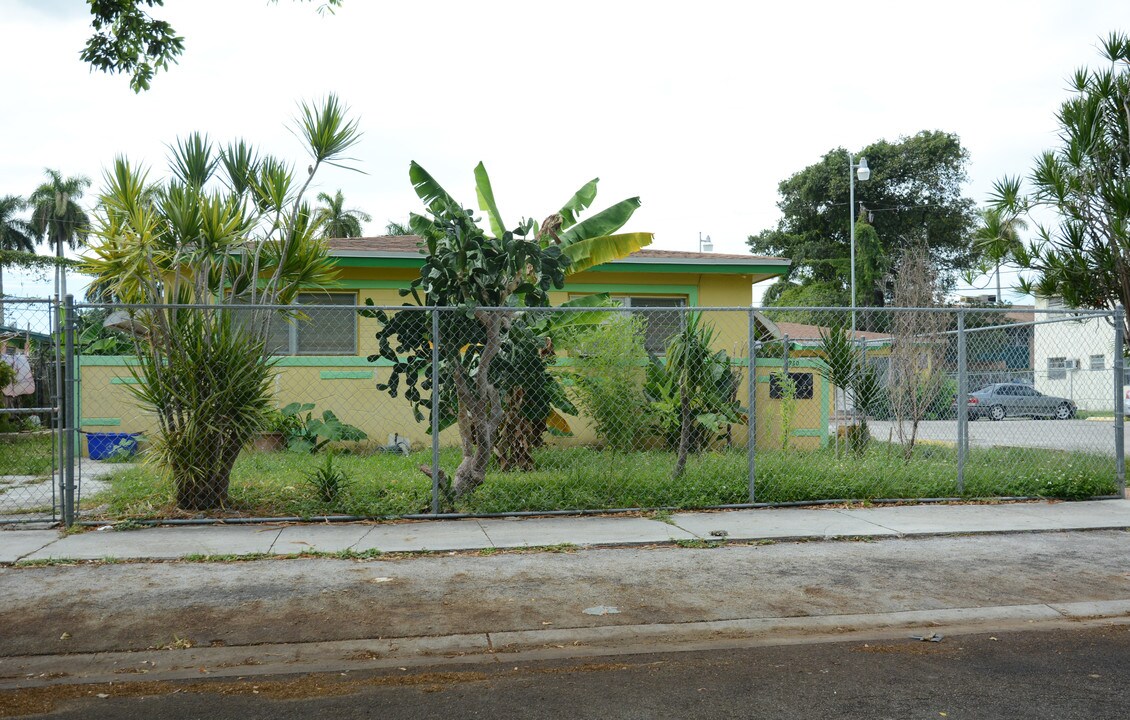 1930 NW 29th St in Miami, FL - Building Photo