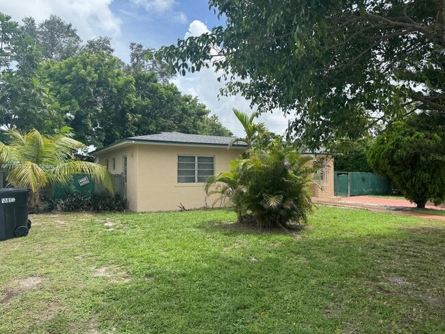 860 NE 164th St in North Miami Beach, FL - Building Photo - Building Photo