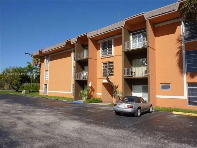 9417 SW 76th St in Miami, FL - Foto de edificio - Building Photo